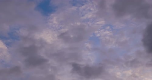 4K-Video Zeitrafferaufnahme der sich bewegenden Wolke am blauen Himmel. Schöner Himmel mit Wolkenhintergrund in der Zeit
