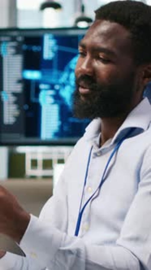 Technicien Vidéo vertical utilisant un PC pour coder des applications de test afin de minimiser les bogues