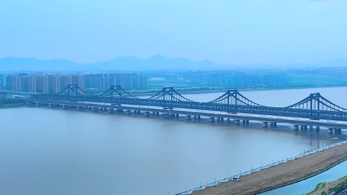 Luftaufnahme über der großen Brücke in der Stadt. Autoverkehr auf der Autobahn auf einer Brücke über den Fluss, Stadt