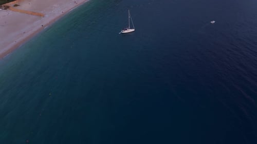 Luftaufnahme des Strandes von Ölüdeniz bei Sonnenuntergang, Türkei.