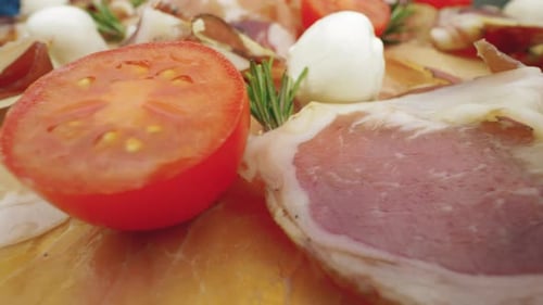 Mit Schinken gewürztes, trocken gereiftes Fleisch