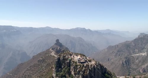 Foto aérea de un parque de aventuras y el Cañón de Urique en Divisadero, Región del Cañón del Cobre, Chihuahua