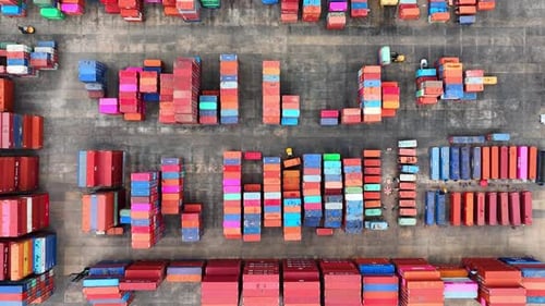 Containerwerft: Ein ausgedehntes Netzwerk von gestapelten Schiffscontainern.