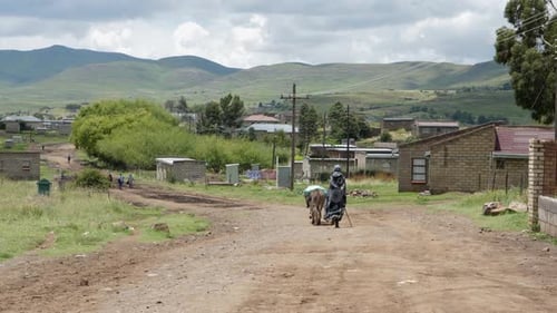 Un voyage paisible à travers le paisible village rural de Mountain Highlands