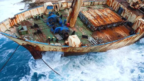 Naufragio, viejo naufragio, barco hundido en el mar, concepto de desastre ambiental