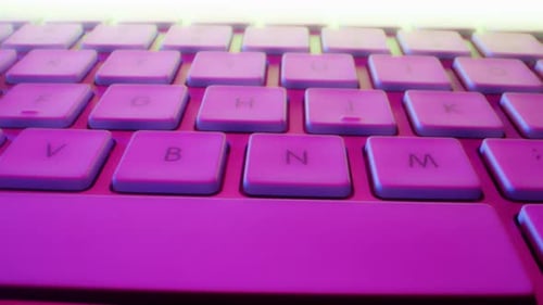 Nahaufnahme der Tasten der drahtlosen weißen und silbernen Tastatur in bunten Lichtern