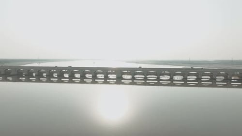 Un Drone se dirige vers le barrage de Sukkur, capturant sa grande échelle et l'ingénierie qui sous-tend le c
