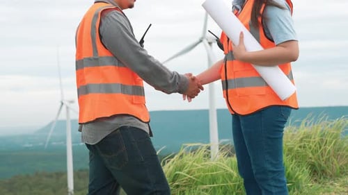 Fortschrittliches Konzept von Ingenieuren, die im Windpark auf dem Gipfel des Berges arbeiten