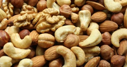 Veganer Snack. Mischung aus verschiedenen leckeren Nüssen als Hintergrund, Nahaufnahme