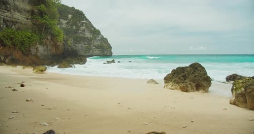 Meereswellen plätschern am tropischen Sandstrand. Türkisfarbenes Wasser des stürmischen Meeres aus nächster Nähe in Zeitlupe.
Team