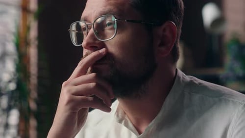 Nachdenklicher kaukasischer Mann Geschäftsmann Entwickler Männliche Führungskraft Denken Arbeit Problem Manager Makler