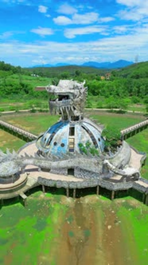 Vue aérienne d'une statue de dragon, d'un parc aquatique abandonné à Hue, au Vietnam, entouré d'une végétation luxuriante et