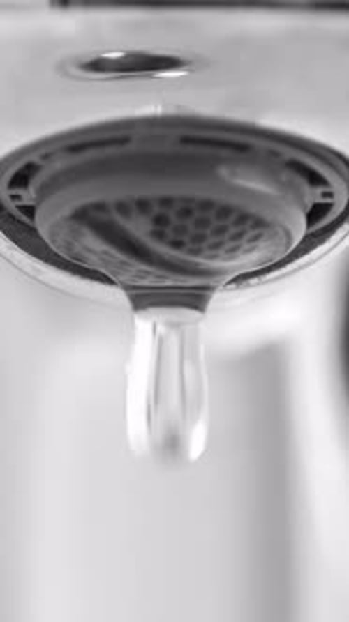De l'eau s'écoule du robinet du robinet à la verticale de la cuisine