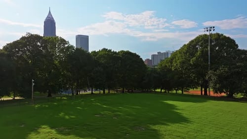 El Parque Central de Atlanta revela el rascacielos del Peachtree Centre, Bank of America Plaza y los edificios del horizonte