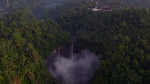 Vue aérienne de la jungle, de la cascade, du volcan, Tumpak Sewu, Java oriental, Indonésie.
