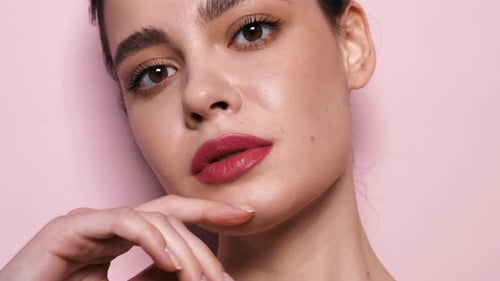 Beautiful young woman posing un studio