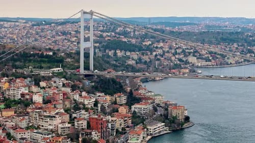 Luftaufnahme der Istanbuler Bosporus-Brücke und des Küstenwohnviertels