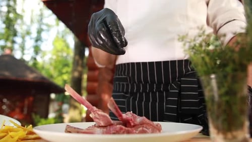 el chef prepara deliciosas carnes en el restaurante
