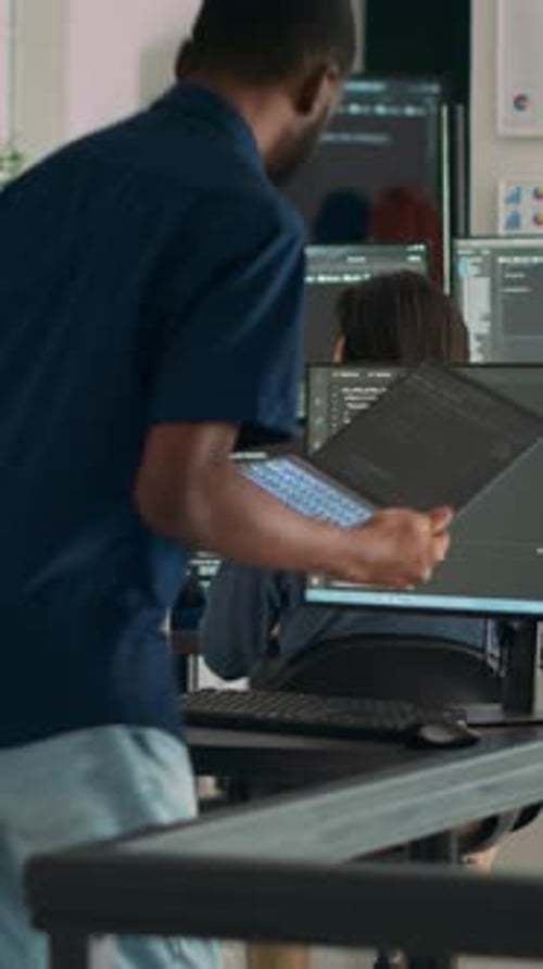 Programador de banco de dados de vídeo vertical trabalhando em código de script HTML para desenvolver o servidor de Aplicativo de programas