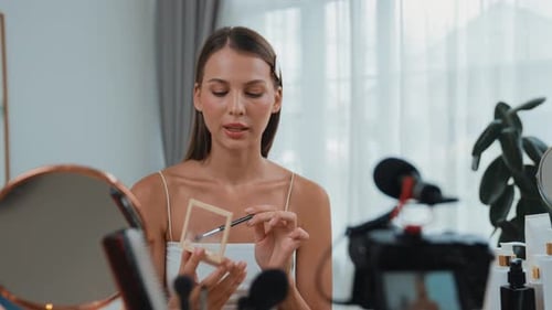 Vídeo tutorial de belleza y cosmética para una mujer joven haciendo contenido. Auditoría