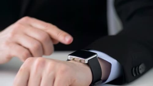 Geschäfts-, Augmented Reality- und Zukunftstechnologiekonzept - Geschäftsmann arbeitet mit Smartwatch