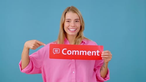 Mujer positiva muestra un letrero con un comentario en la inscripción