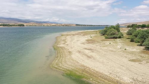Vue aérienne de la rive du lac