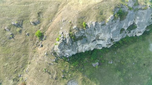 Die Kalksteinfelsen der Felsküste aus der Vogelperspektive.