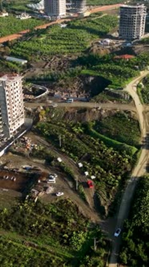 Vídeo vertical que se eleva desde el suelo: fotografías aéreas de la construcción de viviendas
