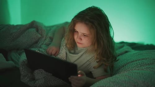 Enfant regardant une tablette, enfant seul, utilisant une tablette pour le divertissement, enfant concentré sur les médias en ligne