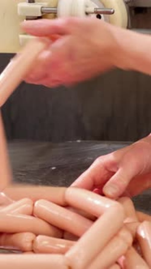 Gros plan de la pâte extrudée à partir d'une machine dans un environnement de cuisine Commerciale