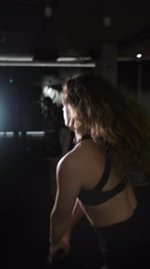 Primer plano de una mujer caucásica levantando pesas pesadas para entrenar los músculos de sus brazos