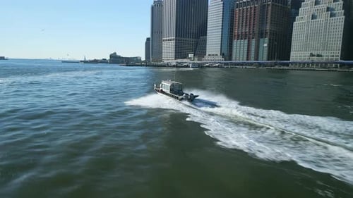 Verfolgung eines Motorbootes, das sich auf einem Fluss in einer Großstadt bewegt