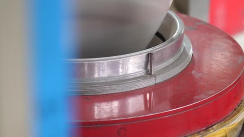 Vue abstraite des machines dans une usine de plastique. Gros plan, Ralenti