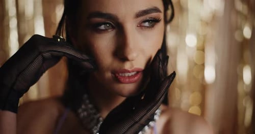 Jolie jeune femme devant une décoration brillante