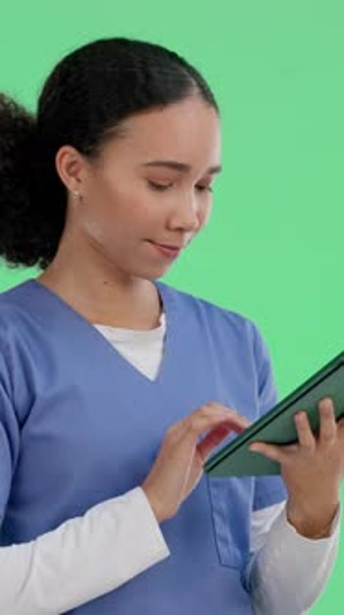 Lecture, infirmière et tablette avec une femme sur écran vert pour les soins de santé, la recherche