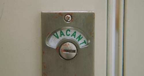 Nahaufnahme eines Schlosses in Zeitlupe, das von „Frei“ auf „Verlobt“ wechselt.
„