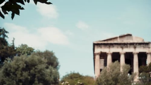 Clip d'un ancien temple avec des colonnes de marbre à Athènes, en Grèce