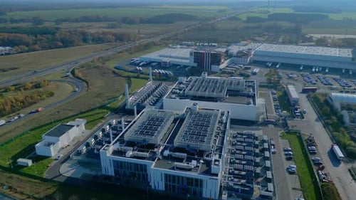 Außenansicht des Gebäudes des BiG-Rechenzentrums, globales Cloud-Computing. Atemberaubende Flugdrohne mit Luftbild