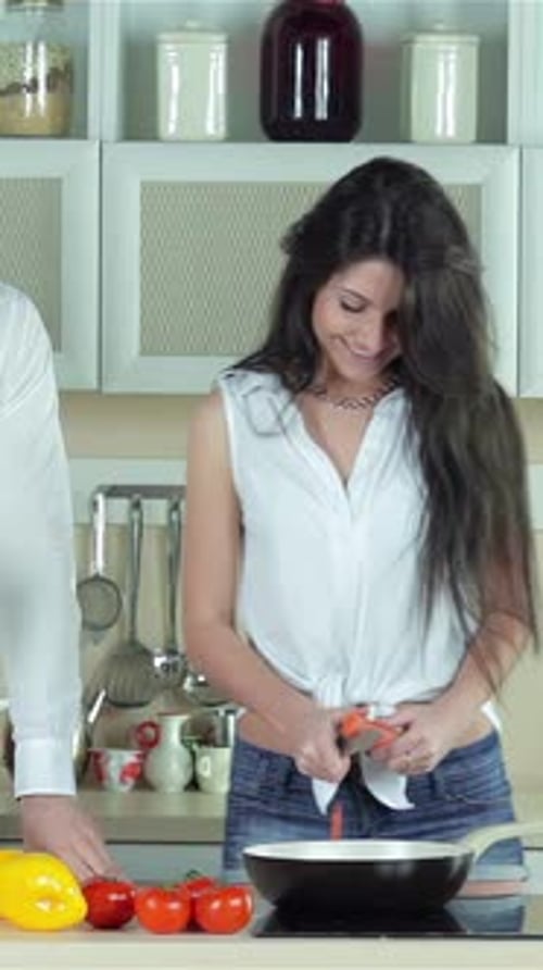 Des amis joyeux cuisinant ensemble dans une cuisine lumineuse