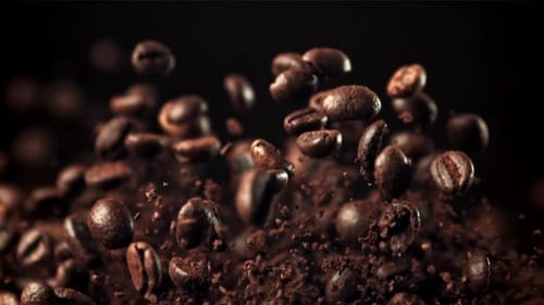 Kaffeebohnen fliegen hoch und fallen runter, gefilmt mit einer Hochgeschwindigkeitskamera mit 1000 Bildern pro Sekunde