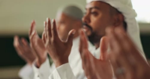 Hände, Menschen und Gruppengebet in der Moschee für Frieden, Palästina und Dankbarkeit gegenüber Allah im heiligen Tempel