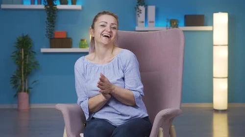 Glückliche Frau, die zur Kamera tanzt.