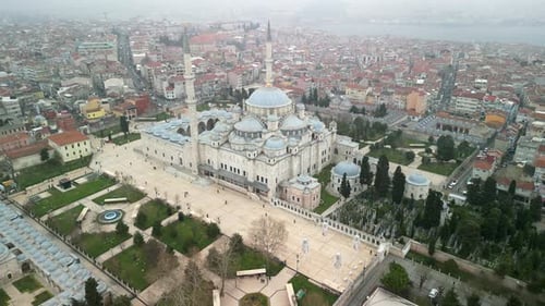 Fatih-Moschee in Istanbul, Türkei, Rückansicht vergrößern