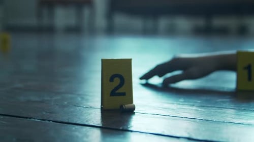 Close-up de uma cena de crime na casa de uma pessoa falecida Homem morto Linha Policial: pistas e evidências, série