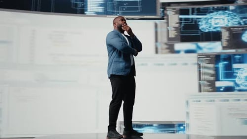 Ingeniero afroamericano que analiza el lenguaje de programación para la automatización