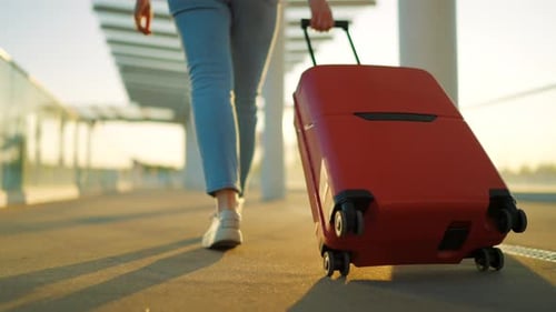 Mulher confiante andando com a mala no aeroporto