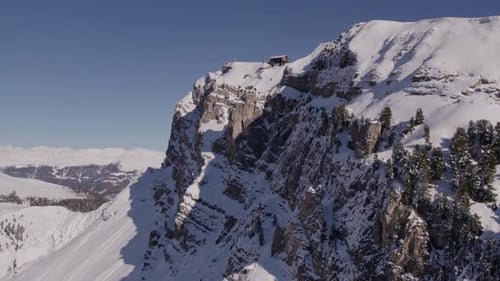 Vue aérienne des montagnes enneigées et des arbres d'automne, Italie.