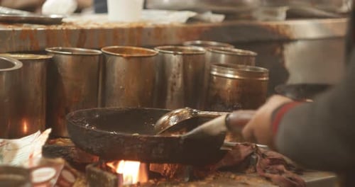 Hombre cocinando comida callejera Biryani