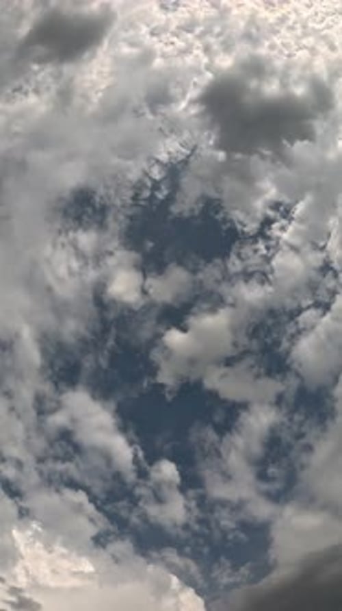 Timelapse : cumulus moelleux se déplaçant dans un ciel lumineux au coucher du soleil, nature aérienne abstraite, océan d'été